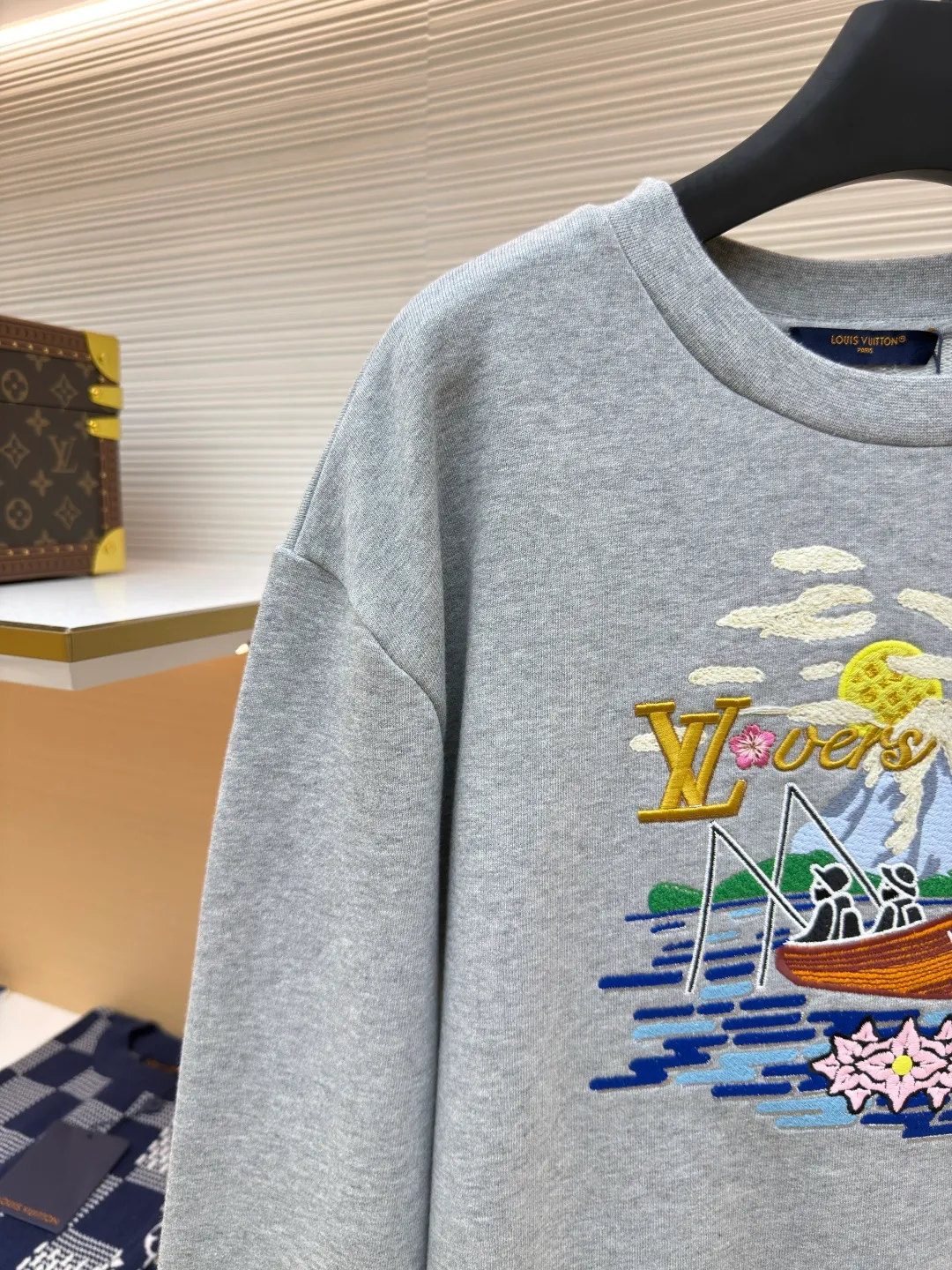 LOUIS VUITTON fishing embroidered round neck sweatshirt ●Authentic product: purchased and developed by 11599 ●Item number: 1680323-B15 ●Fabric: pure cotton fish scale base fabric ●Technology: embroidery production ●Version: fitted version ●Weight: about 625 grams ●Size: XS-S-M-L ●Description: The fabric is made of 16S double yarn + 10S fish scale bottom brushed fabric, 380g, with 21S double yarn rib fabric, 470g. The terry terry sweatshirt is composed of a veil, binding yarn and base yarn. Taking into account both breathability and comfort, the overall design is light, comfortable and has a good silhouette. It is characterized by soft feel, solid texture, and excellent extensibility, elasticity, wrinkle resistance, and moisture absorption. The unique suede effect increases the softness and elasticity of the printing surface, and also makes the colors more vivid and layered. Drying and fixing are done through processes such as specific heating or UV curing. Make sure that the foaming pulp is tightly combined with the fabric to form a strong and elastic film. Enhance the tactility and volume of patterns, especially suitable for expressing elements such as branches, borders, letters, etc. Fix cotton rope, hemp rope or ribbon on the fabric and form rough three-dimensional lines by winding, knotting or sewing, suitable for outlining outlines or filling geometric areas. It adopts a loose design, whether it is the shoulders, chest or length, it is made to extend the version design. The collar, cuffs, hem and other parts are all made of exquisite sewing technology, making the sweatshirt more three-dimensional and textured. At the same time, the cut of the body has been carefully adjusted to ensure a good fit without being tight. The overall wiring is straight and delicate, the fabric is comfortable and soft, and the color is consistent without color difference. It can be matched with the same style to create a fashionable look and control various occasions. Customized accessories, complete with three standards, same style for men and women!